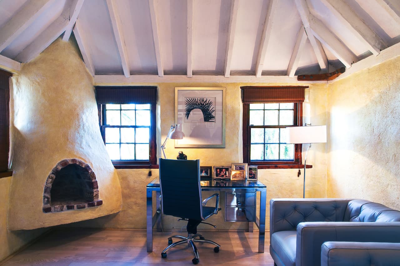 Entre las habitaciones de la parte superior se encuentran un dormitorio para las visitas con baño privado, una oficina y una sala multimedia.