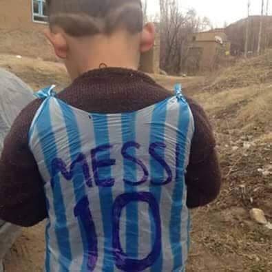 El niño iraquí que buscan tras aparecer con camiseta improvisada de Messi