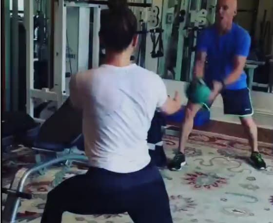 Se nota que el profesor está feliz de tener a Jenni como alumna.