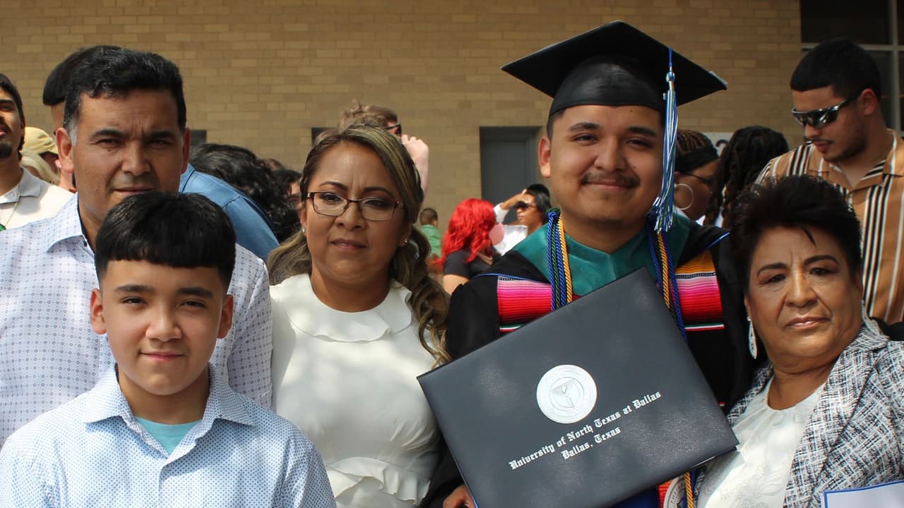 Héctor Robledo, de 25 años y residente de Mesquite, logró el sueño americano al graduarse de maestría y comprar su casa. El joven logró terminar la universidad sin deudas al obtener tres becas. Si quieres leer su historia completa, 
<b><a href="https://www.univision.com/local/dallas-kuvn/hector-robledo-universidad-becas-unt-dallas" target="_blank">sigue este enlace</a></b>.
