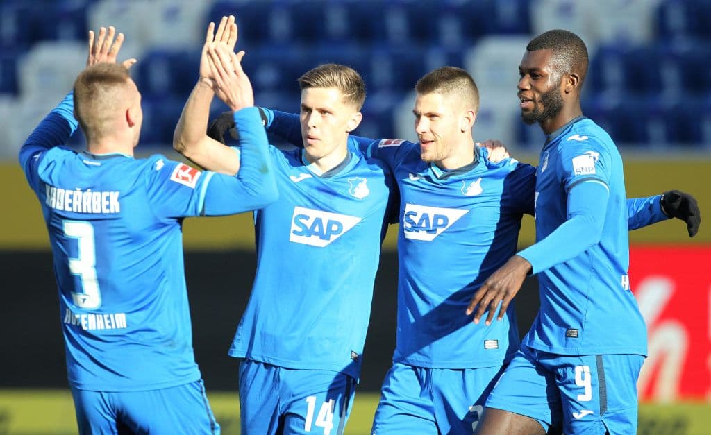 Hoffenheim aprovechó la localía y tundió 2-1 al Wolfsburg. Baumgartner (8’) abrió el marcador, Weghorst (23’) emparejó los cartones y Kramaric (41’) cerró la cuenta. Wolfsburg se mantiene en puestos de competiciones de la UEFA con 45 unidades; Hoffenheim llegó a 30.