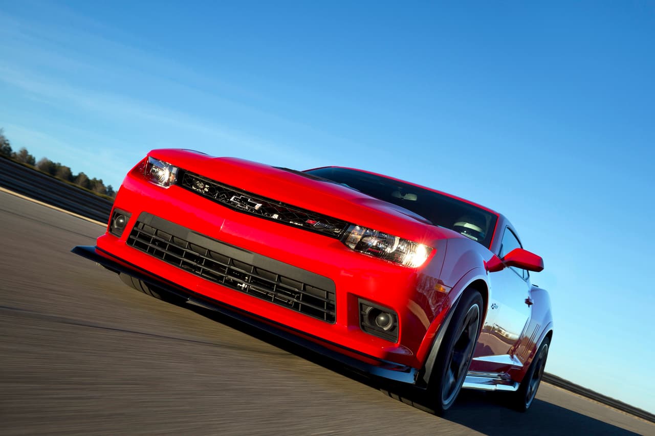 2015 Camaro Z/28: The all-new Chevrolet Silverado chassis cab trucks feature the “flowtie,” first introduced on the front grille of the 2014 Camaro Z/28 and now standard on the 2018 Camaro ZL1