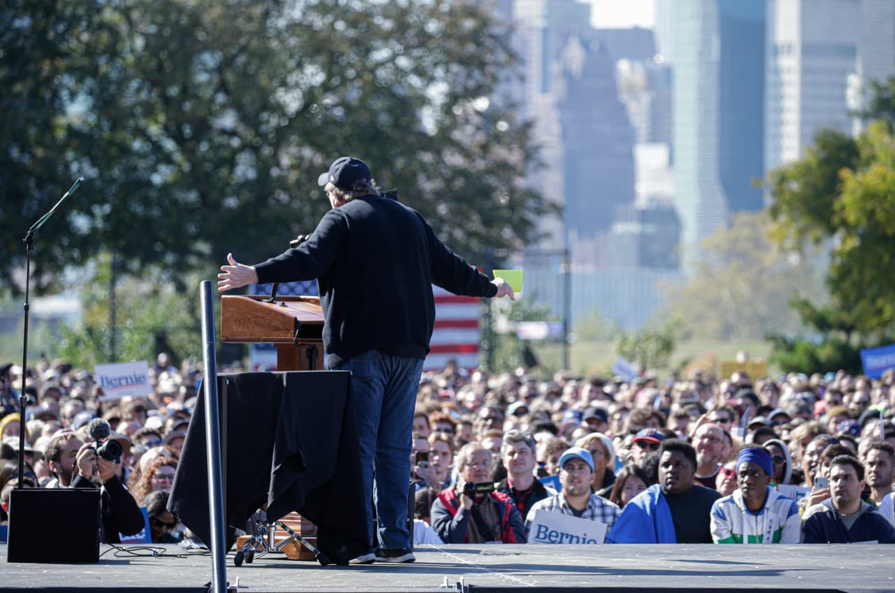 El cineasta Michael Moore fue uno de los discursantes en el mitin