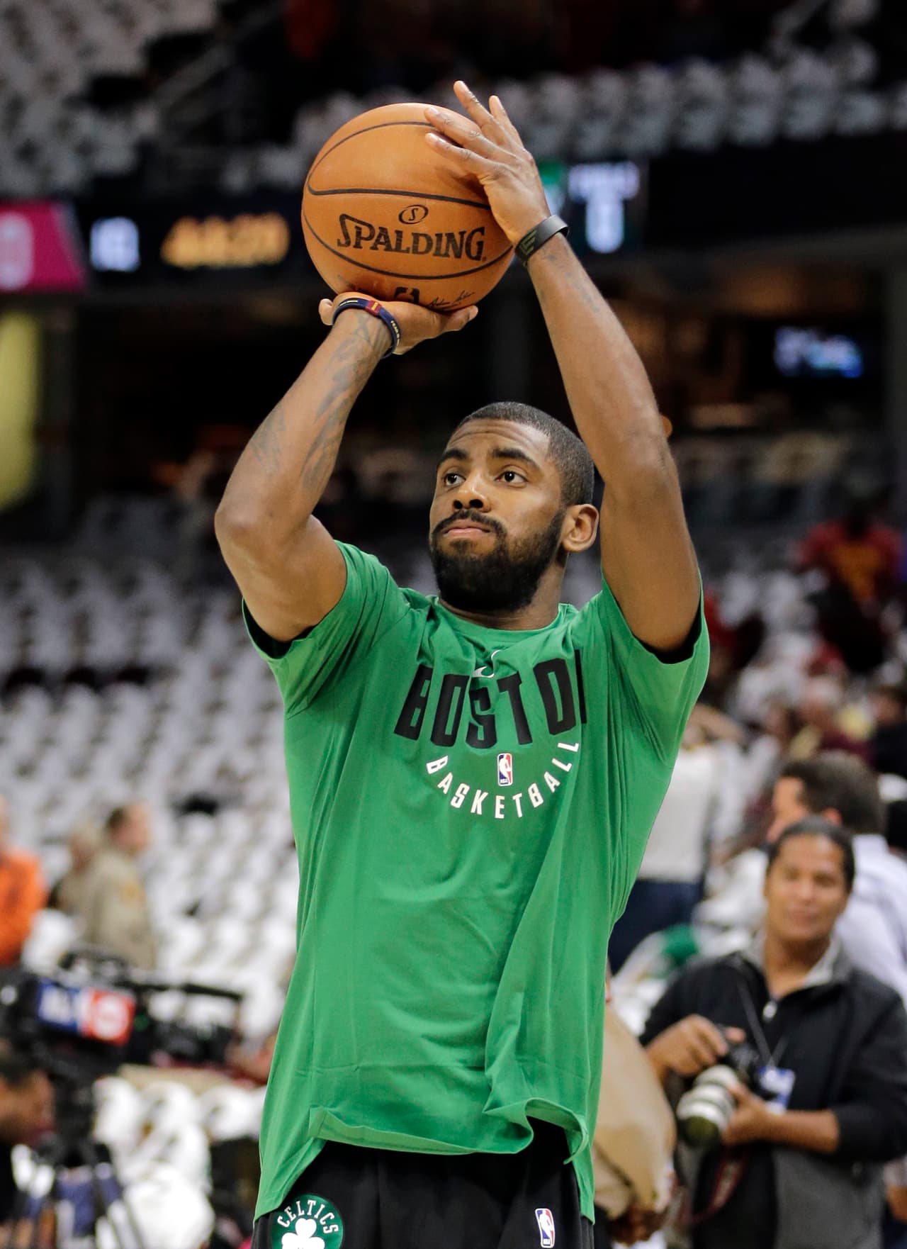 Irving saltó a la duela a calentar en medio de abucheos, no olvidemos que el basquetbolista pidió su cambio de equipo en la agencia libre, aterrizando en Boston.