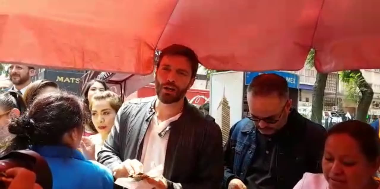 Mientras su papá lucía más relajado y 
<b><a href="http://www.univision.com/entretenimiento/no-hay-acuerdo-un-triste-julian-gil-confirmo-que-el-pleito-con-marjorie-de-sousa-continua">aprovechó para desayunar unas quesadillas</a></b> después del primer encuentro.