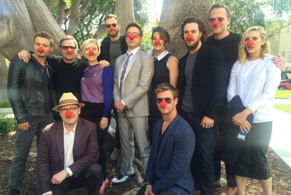 Al final, todos posaron, ¡con narices de payaso!