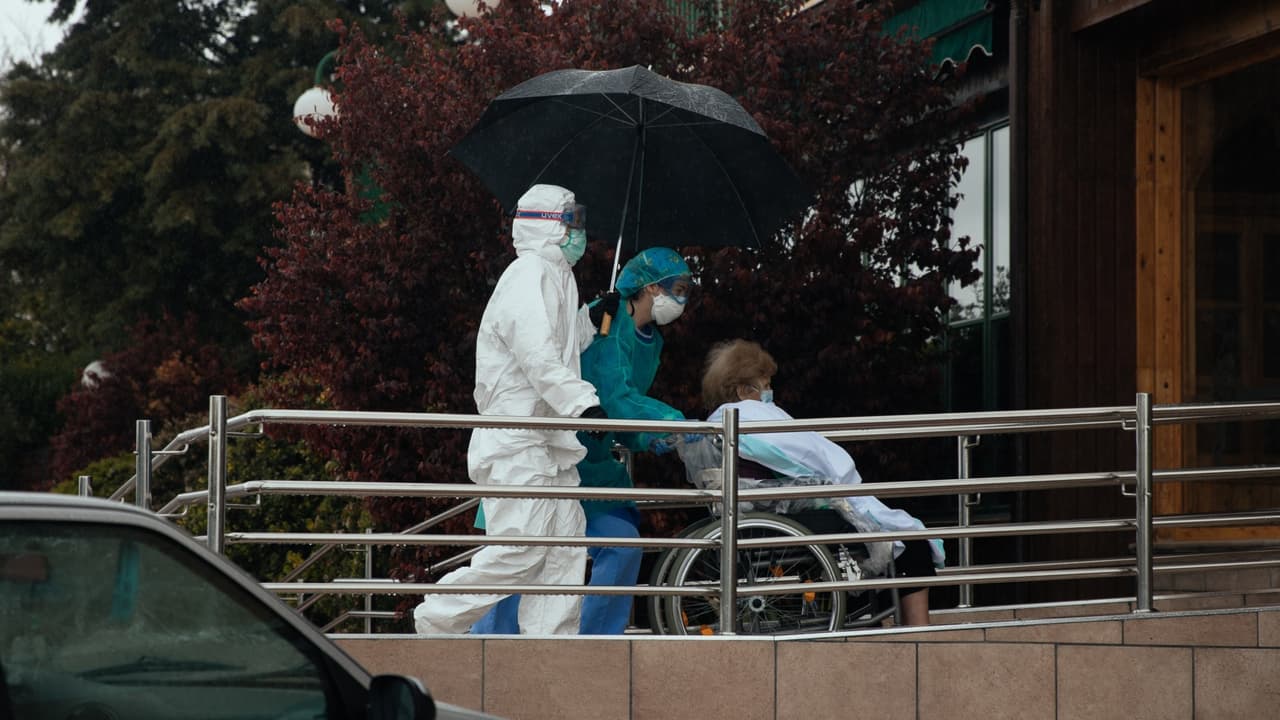 Centro para ancianos que dan positivos por coronavirus no tiene aire acondicionado en momentos que se avecina una ola de calor