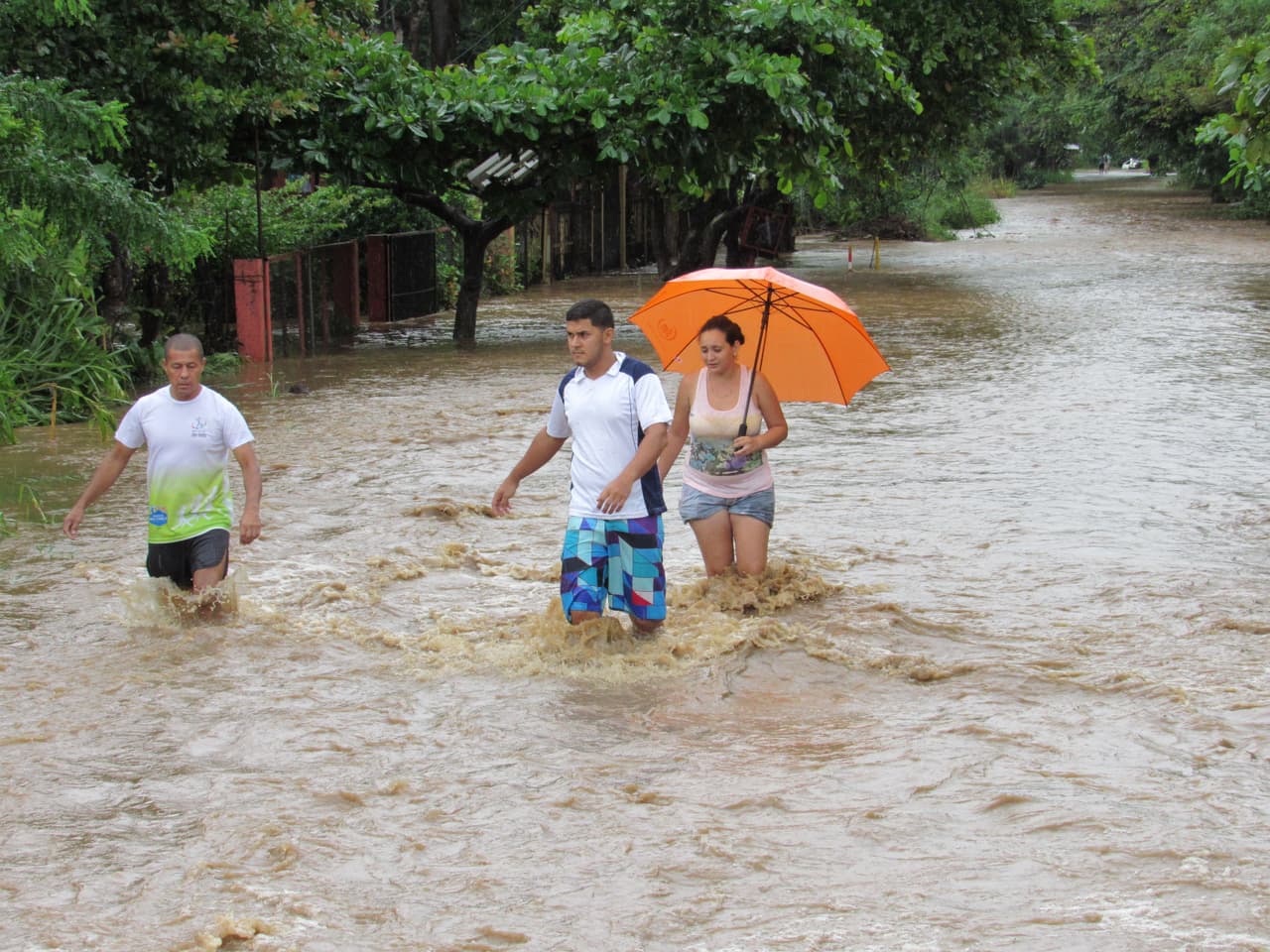 En este momento, el país está enviando asistencia humanitaria a los cantones más afectados y se están activados los comités de emergencia en las zonas más vulnerables y afectadas por las inundaciones.