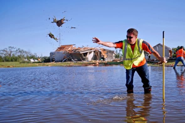 Trabajadores han laborado durante todo el martes y miércoles para tratar de limpiar los árboles y cables de electricidad caídos.