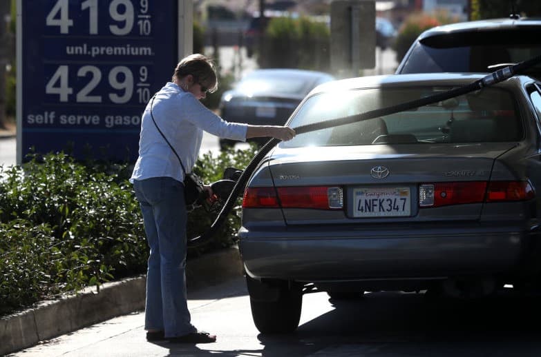 Biden trata de calmar a los consumidores y superar el golpe político que le da esta crisis de gasolina