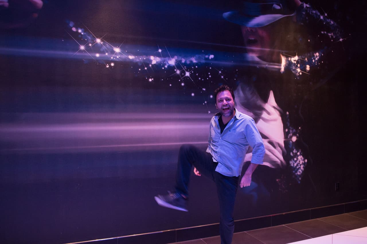 En lo que esperaban a que comenzara el show, vimos a Omar tratando de imitar los pasos del famoso 'Michael Jackson'. ¿Qué tal lo hizo?