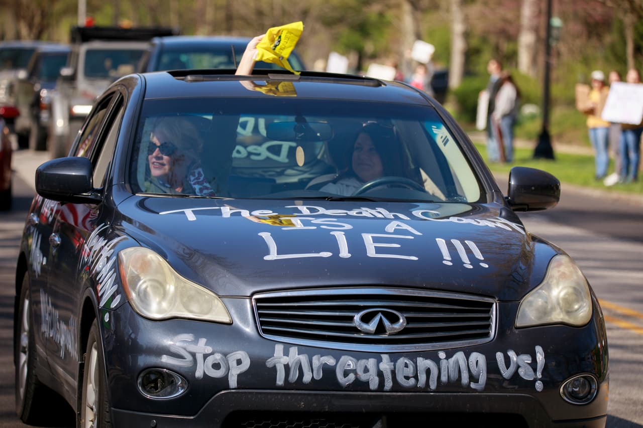 <b>“El conteo de las muertes es una mentira, dejen de amenazarnos”</b>, un mensaje escrito en uno de los autos en la protesta de Indianápolis. Trump ha presionado para que se levanten las órdenes de confinamiento y se reanuden las actividades económicas.