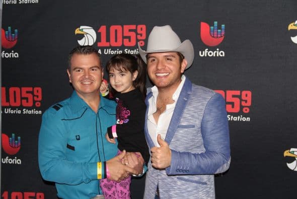 El Dasa no solo deleitó a sus fans con su voz y carisma, también compartió con ellos tomándose fotos antes del concierto. 