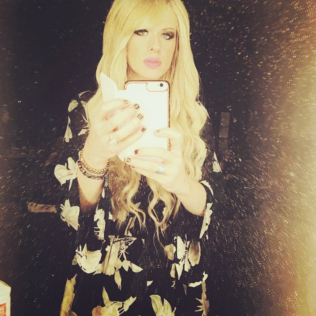 La cantautora estadounidense Orianthi, otra flamante invitada.