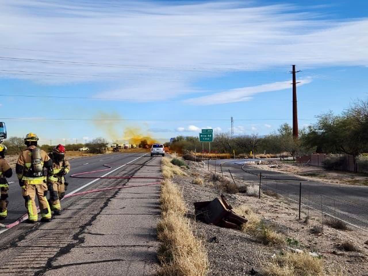 Bomberos en el sitio donde ocurrió un accidente que involucró a un camión de carga que llevaba sustancias tóxicas en Tucson, Arizona, el 14 de febrero de 2023.