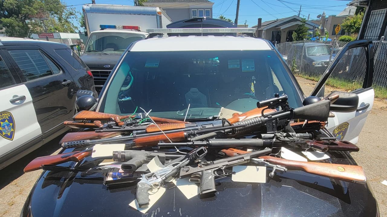 El Departamento de Policía de Oakland reveló que en el programa de canje de armas llamado “Guns to gardens” recuperaron 131 armas de fuego.
<br>