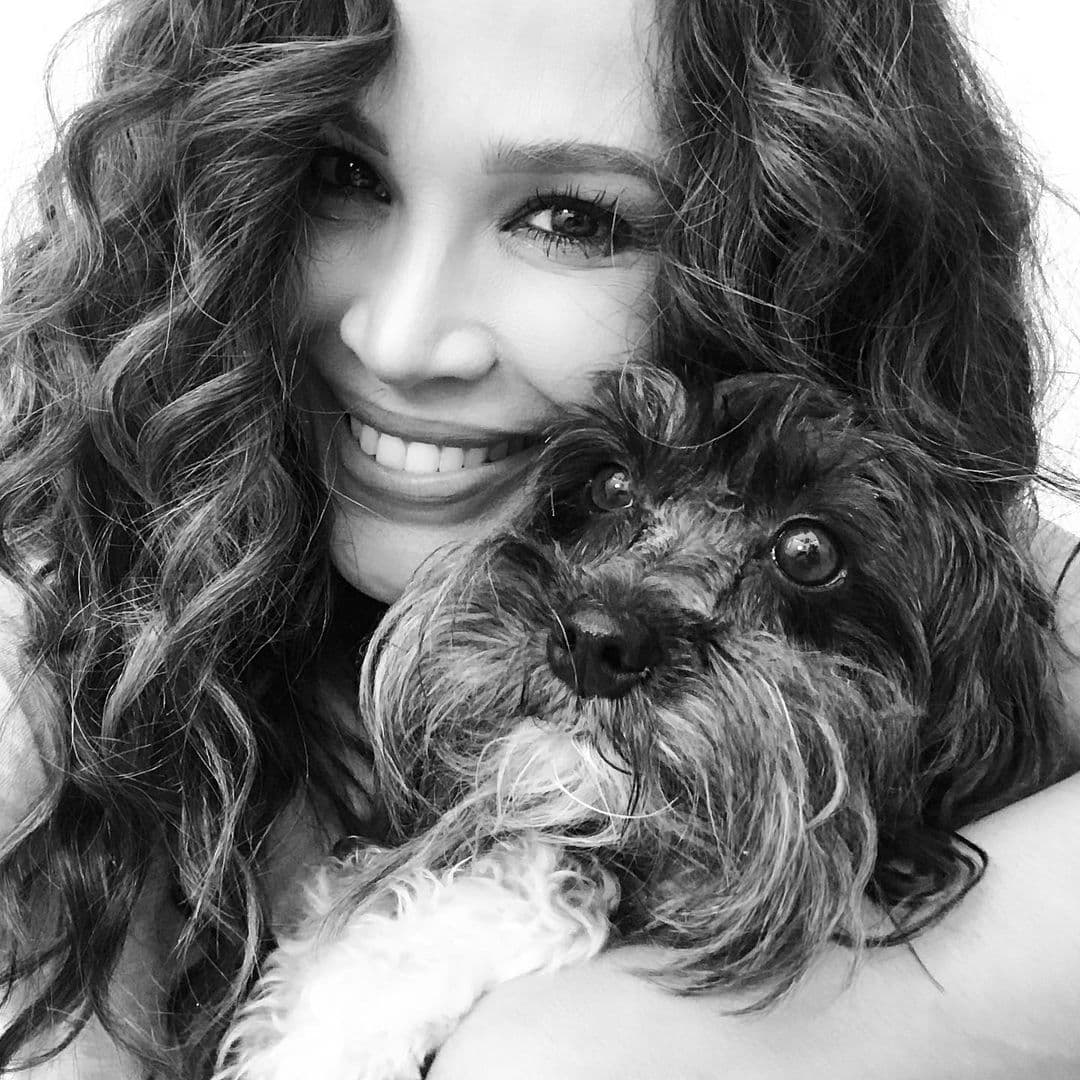 Karla Martínez suele ser reservada en sus publicaciones en las plataformas digitales, sin embargo este cierre de mes consintió a sus seguidores con una bella foto con 'Chompirás', la mascota de su familia.