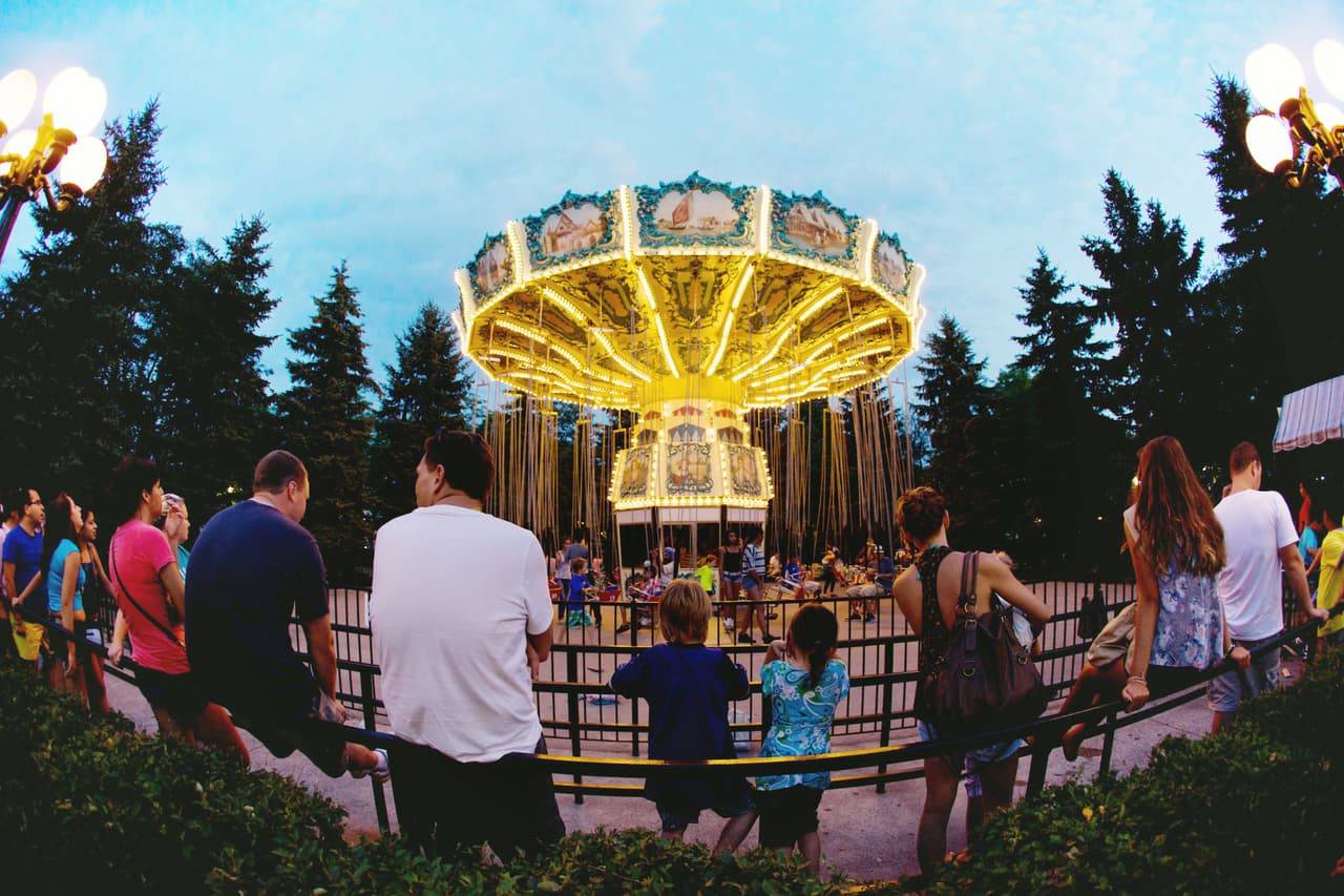 <b>Puesto 2. Parque Wonderland</b>
<br>
<br>Número de atracciones: 70
<br>
<br>Costo por atracción: 0.75 dólares
<br>
<br>Ubicación: Vaughan, Ontario, Canada
<br>
<br>Esta instalación ofrece montañas rusas, paseos infantiles, espectáculos musicales y atracciones variadas. Una de sus atracciones está
<a href="https://www.canadaswonderland.com/"><u>inspirada en los personajes de la serie Peanuts (Snoopy y Charlie Brown)</u></a>.
