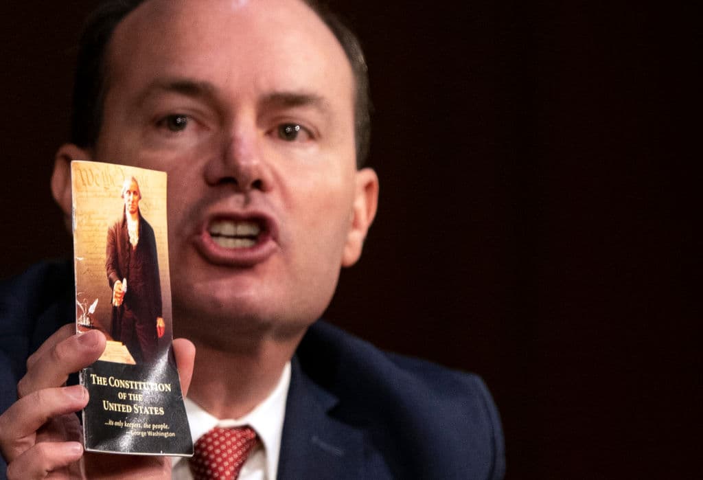 El senador republicano Mike Lee, sin mascarilla, pese a haber dado positivo al coronavirus diez días atrás.
