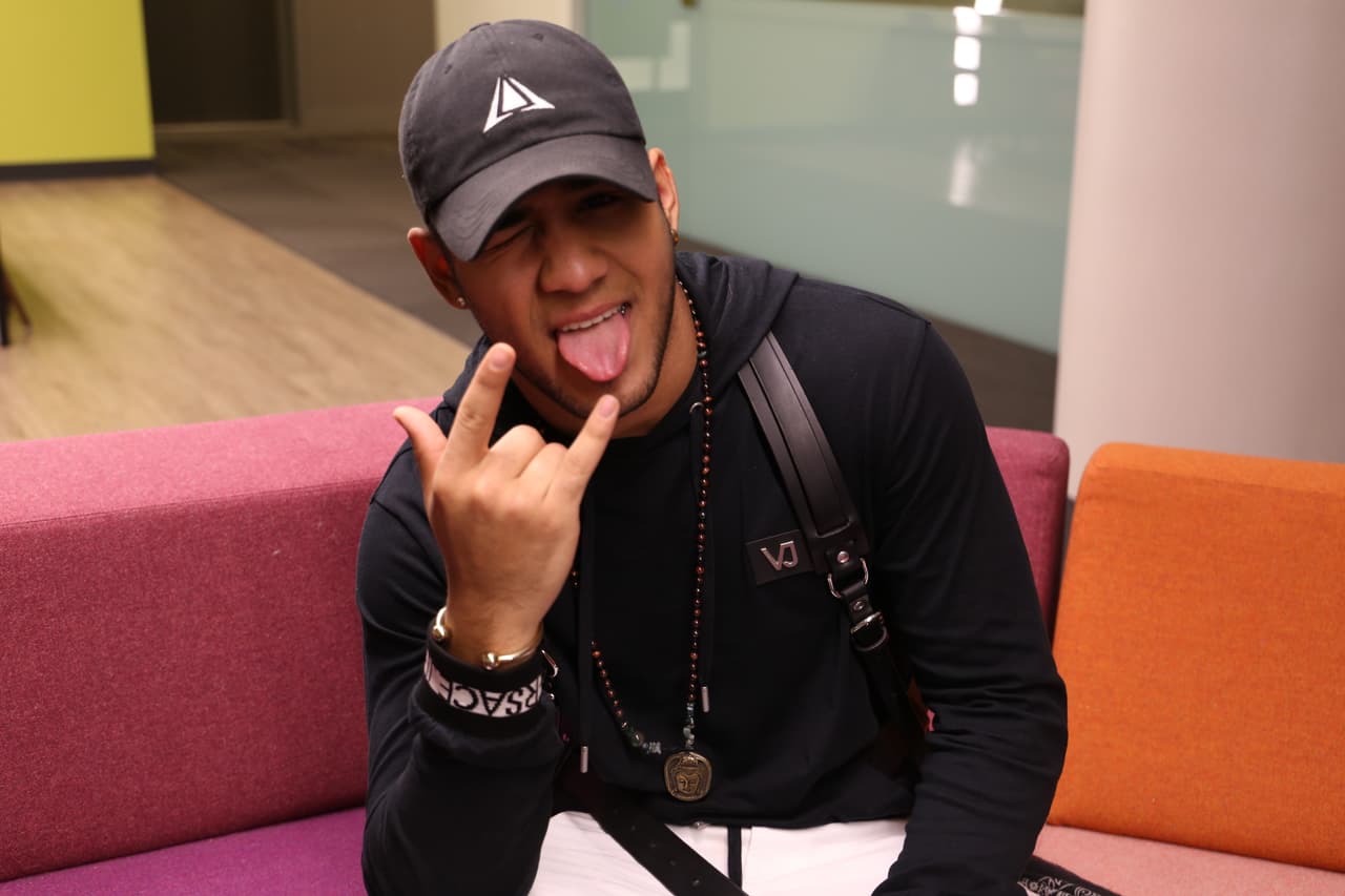 Comenzamos con el mayor del grupo, 
<b>Richard Camacho</b>, quien siempre nos impresiona con su forma única de vestir.