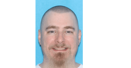 Autoridades buscan a ‘supremacista blanco’ acusado de hacer amenazas terroristas en Texas  