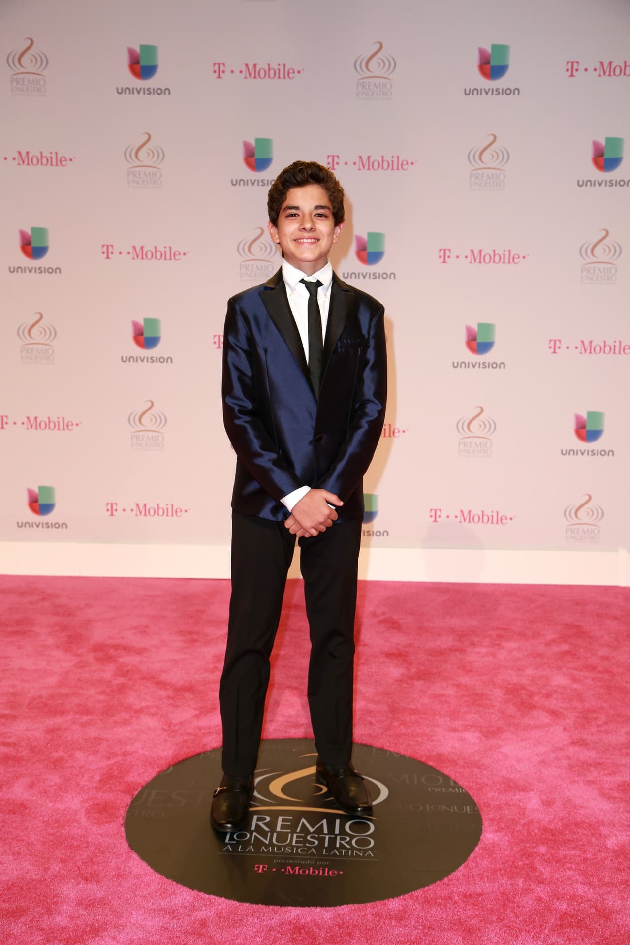 Se nota que Ángel Gabriel tiene experiencia frente a las cámaras, pues desde que nació ha estado expuesto al mundo del espectáculo.