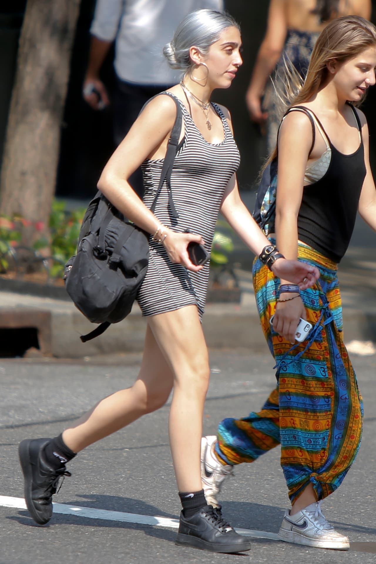 Pero ella no es la única en la farándula que se ha unido a la tendencia, recientemente Hilary Duff también ha llevado el cabello en color gris.