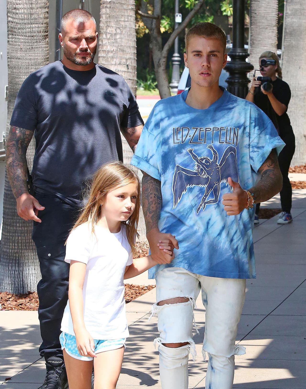 El cantante fue captado por los paparazzi en compañía de su hermanita.