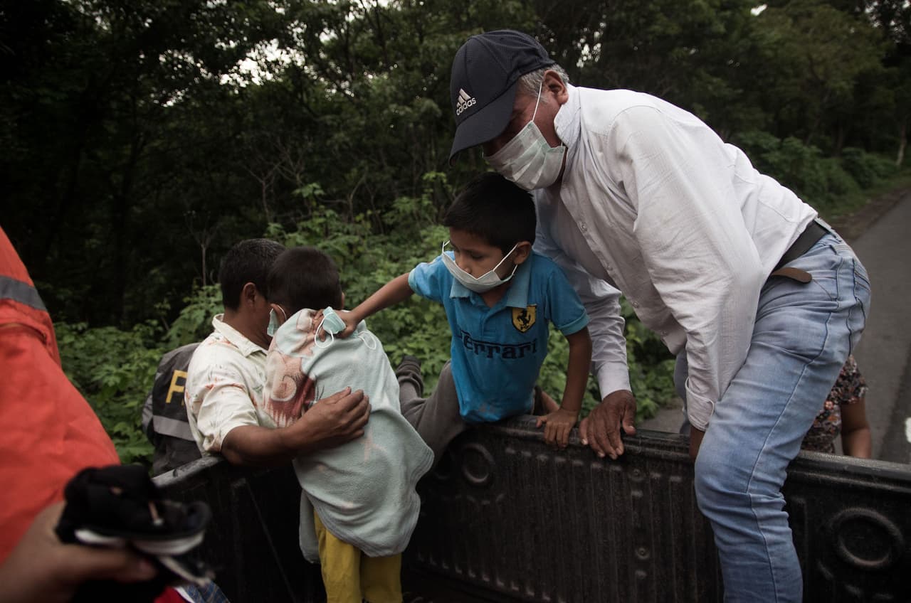 Evaciación de las zonas donde se ha declarado el desastre por la erupción volcánica en Guatemala, en los departamentos de Escuintla, Chimaltenango y Sacatepéquez.
