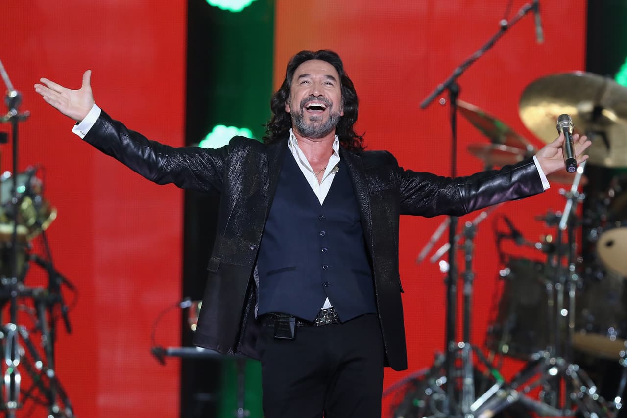 El cantante Marco Antonio Solís tendra su propio disco homenaje que llevará como nombre 'Todos somos MAS', en el que varios artistas de diferentes géneros musicales versionarán los más grandes éxitos del cantautor.