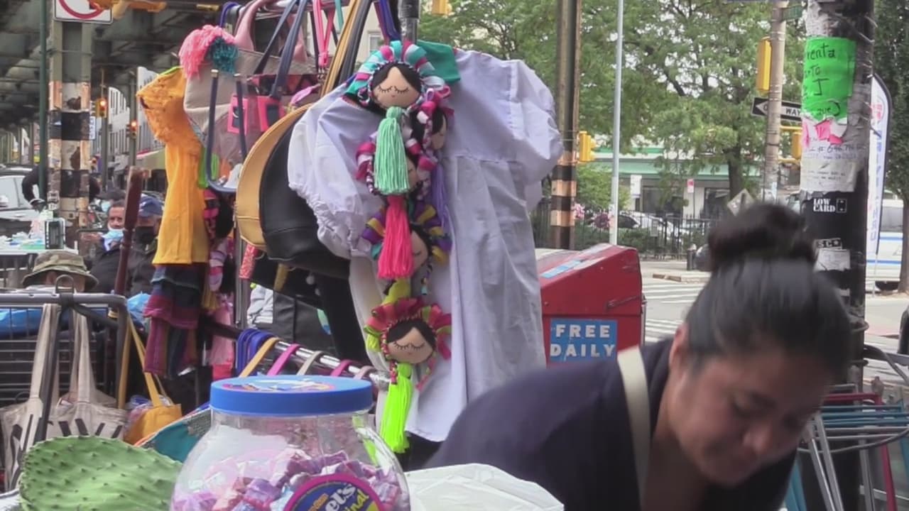 La policía de NYC sigue multando a vendedores ambulantes, a pesar de orden del alcalde