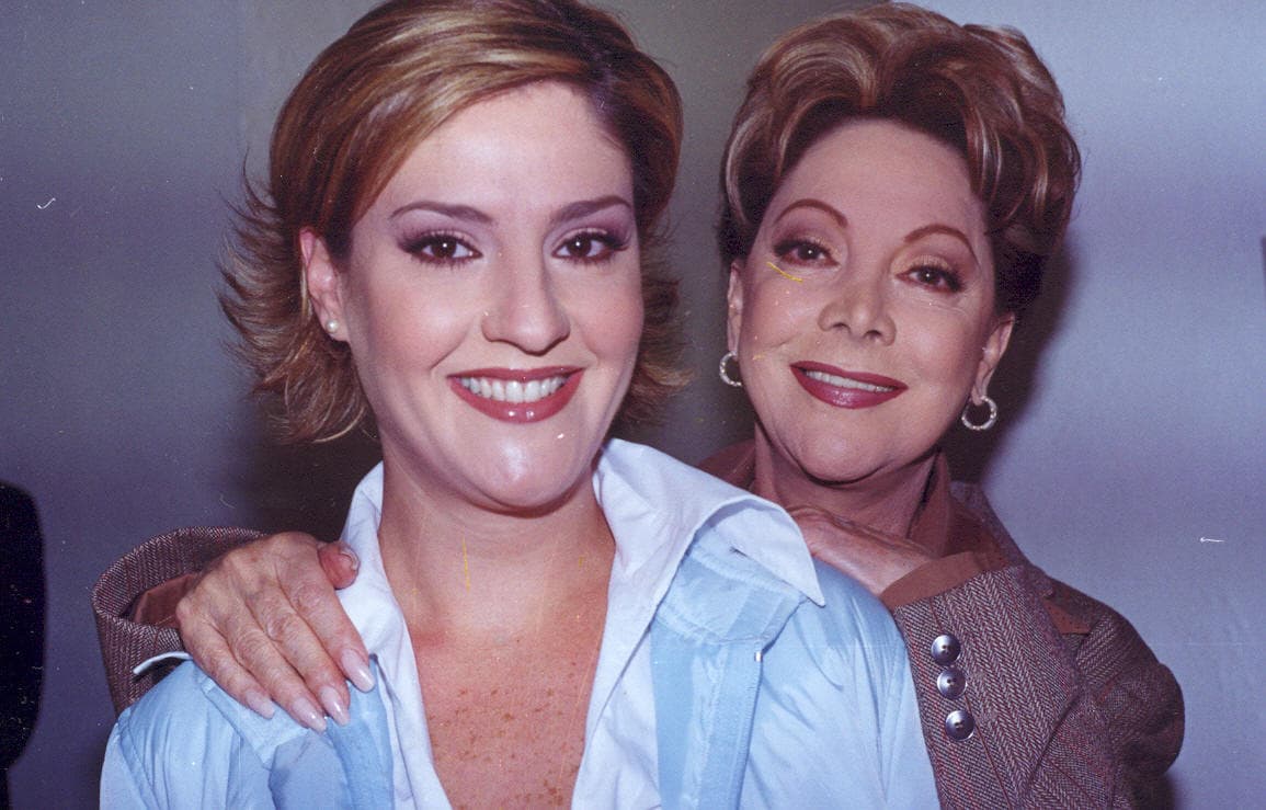 “Se me empezó a caer lo que tenía debajo de una blusa transparente, entonces yo veo a mi mamá sentada junto al gobernador en ese entonces de Veracruz, me acerco a cantarles ahí ‘músculo, músculo, puro músculo’, y empiezan a voltear a verse y se me estaba saliendo una ‘bubi’. Yo seguía cantando muy feliz, debió haber ido un top y a mi mamá se le ocurrió ponerme unas medias negras”, relató la actriz para Univision en el año 2015.