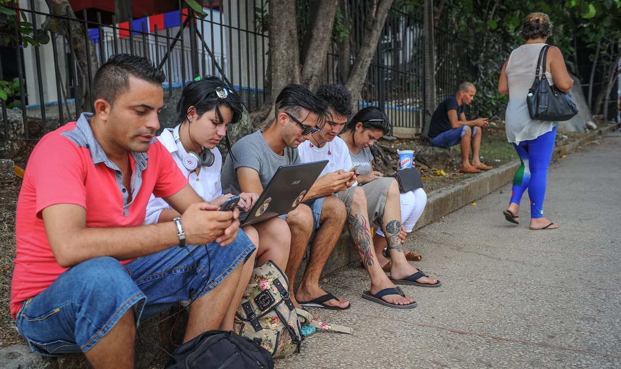 A pesar del embargo en Cuba, compañías de Estados Unidos pueden proveer internet en la isla