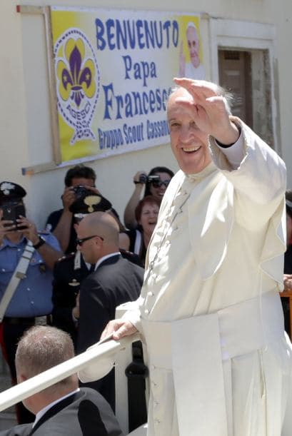 Saludó a los miles de habitantes que se agolpaban en las aceras y se asomaban en sus balcones para verle.