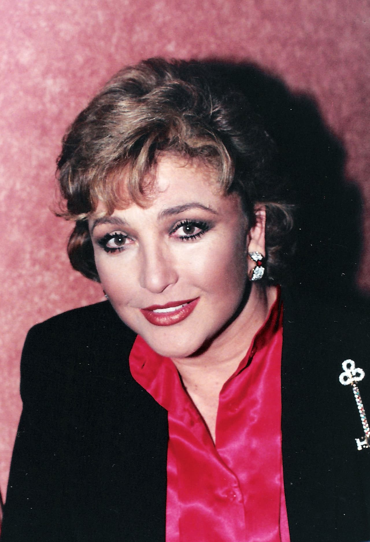 En ese momento, Alberto contó que se animó a solicitarle un beso a la gran actriz: "Le digo:
<b><a href="https://www.univision.com/famosos/angelica-maria-admite-que-le-es-dificil-hablar-ingles-y-mas-frente-a-la-camara-fotos" target="_blank">'¿Me podría dar un beso?</a> </b>Por favor'. Pongo así la mejilla (hace la cara de lado)".