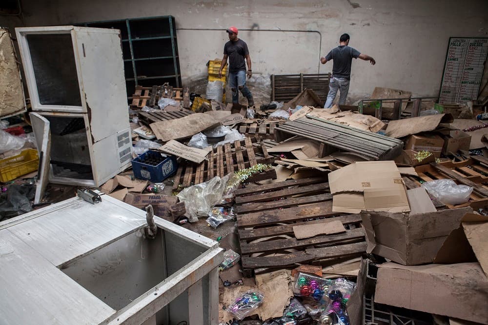 "Cerrando el portón, vimos la turba venir": así vivieron los comerciantes los saqueos en Venezuela