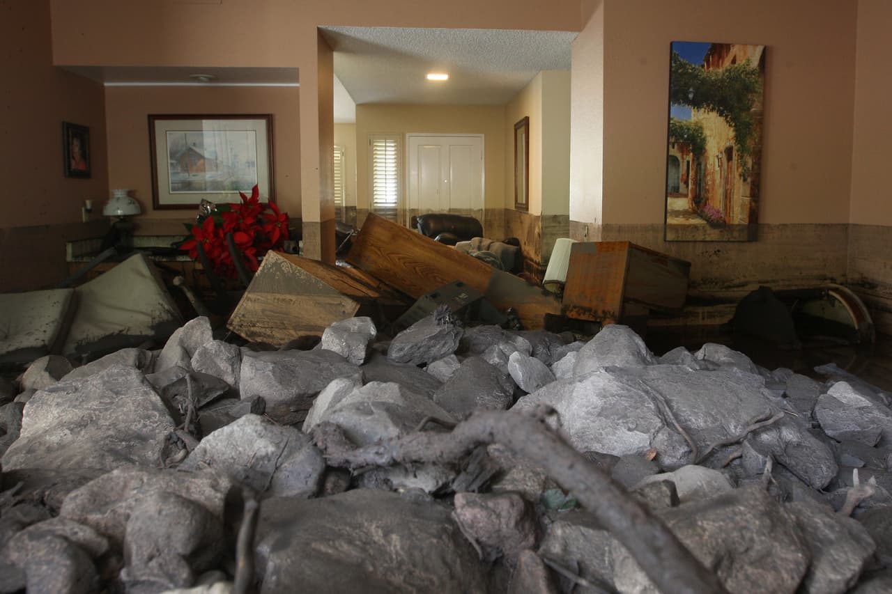 Un frente tormentoso que primero anegó el norte de California en diciembre de 2014 llegó al sur del estado donde en lugares como Camarillo causó deslizamientos de rocas que destrozaron varios hogares.