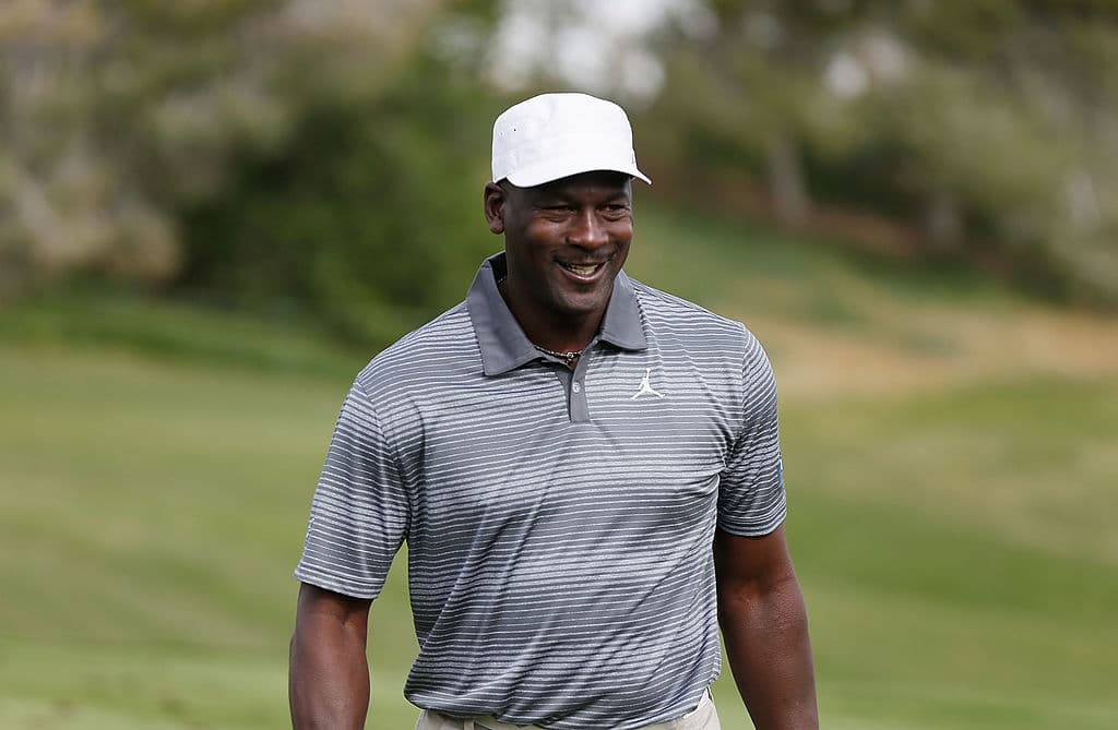 LeBron y su hijo se quedan atrapados accidentalmente en un mundo bajo el control de la fuerza todo poderosa del personaje de Cheadle.
<br>