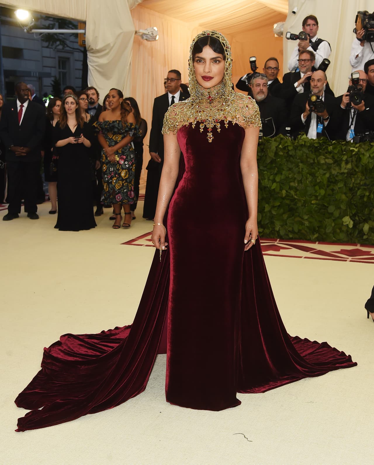 Si la actriz Priyanka Chopra robó miradas con este elegante vestido velvet de Ralph Lauren, ¿imaginan
<b><a href="https://www.univision.com/entretenimiento/calculan-que-la-boda-de-meghan-markle-y-el-principe-harry-costara-45-millones-de-dolares">qué usará para la boda de su amiga Meghan Markle</a></b> y el príncipe Harry?
