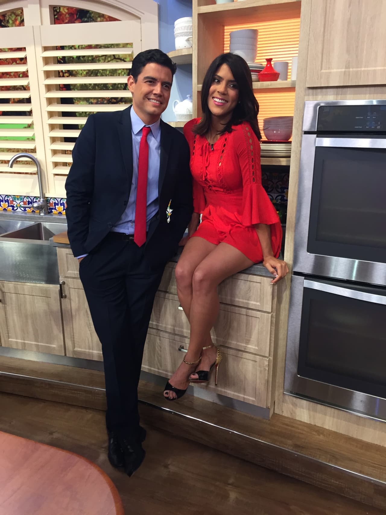 Así cachamos a Orlando Segura y Francisca en los comerciales ¡Nos encanta ser testigos de tanto compañerismo!