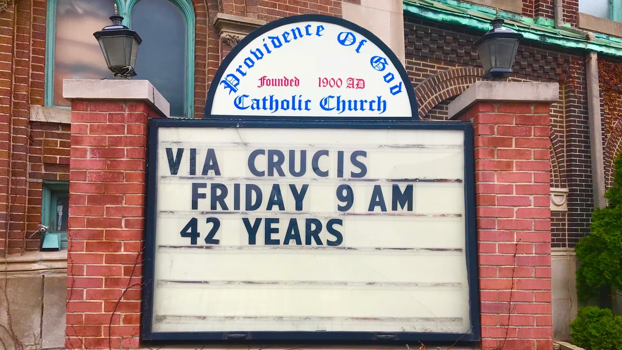 El Vía Crucis de Pilsen inició en la iglesia de Providence of God en la calle W. 18 en el número 717 a las 9 de la mañana. Las últimas palabras de Cristo fueron observadas en la iglesia de Providence of God a las 3 de la tarde.