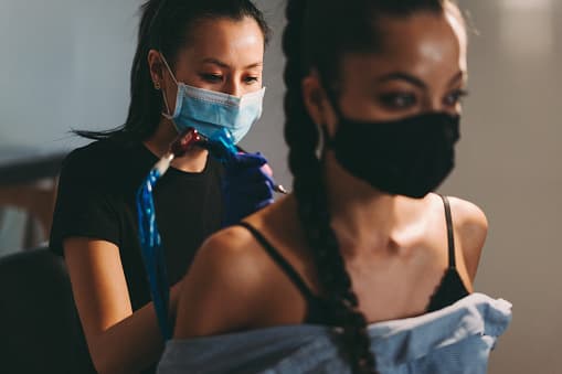 Los clientes no deben traer personas adicionales a la cita, como niños. Los dueños de estos establecimientos deben programar el número de clientes que permitirán el distanciamiento social de al menos 6 pies de otros.