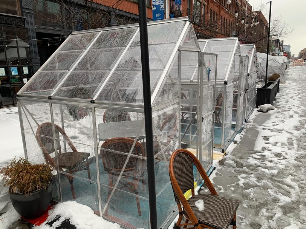 También el frío se está dejando sentir con más fuerza, aunque por ahora los iglús montados en la vía pública parecen resistir.