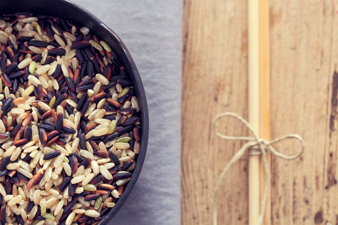 De seguro ya sabes que consumir granos (en lo posible enteros) es clave para llevar una dieta equilibrada y saludable. Sin embargo, a veces cuesta salir de lo conocido (léase: ¡arroz integral!).