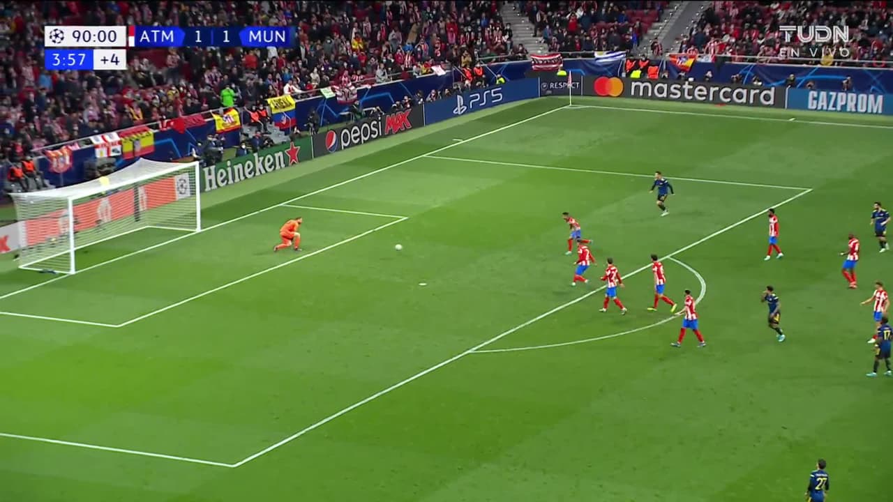 ¡TIRO ATAJADO! disparo por Jesse Lingard.