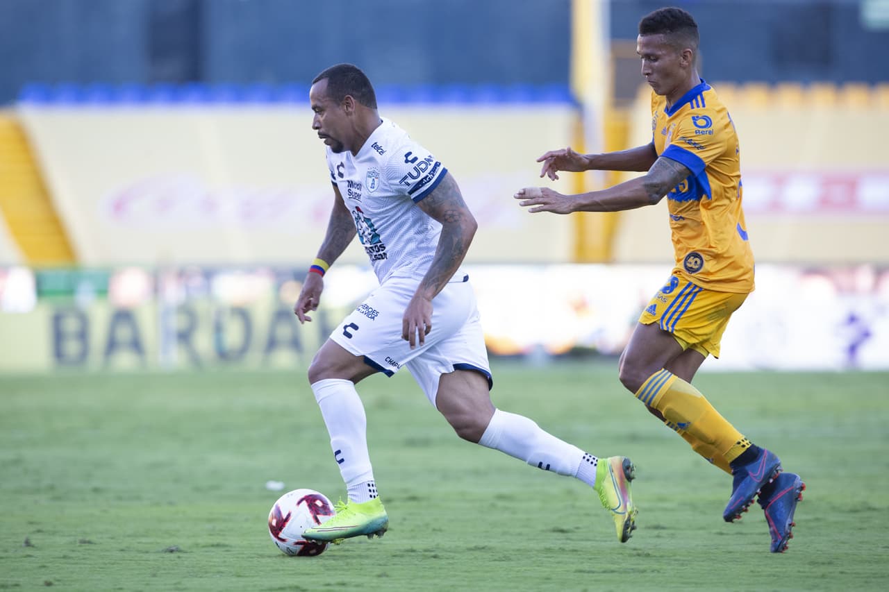 Hacia el 37’ del partio, el ‘Pipe’ Pardo desbordaba hasta el arco de Nahuel, pero el tiro salía desviado.