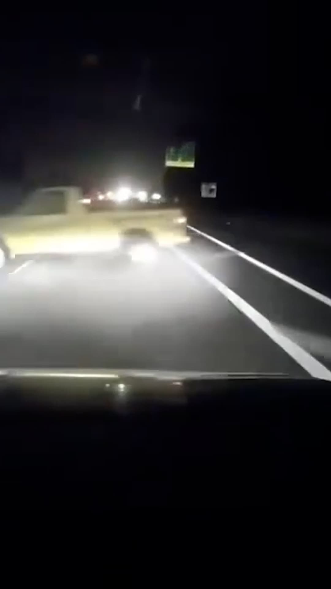 Un conductor se estrella contra una barrera de concreto