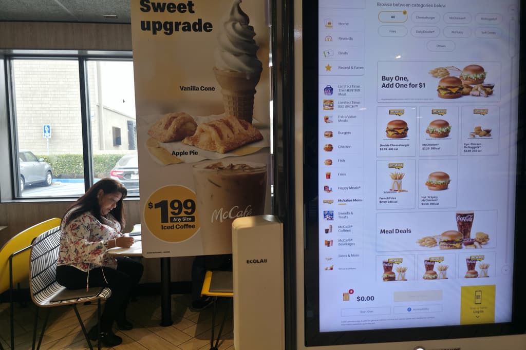 Hasta el 1990, este de Downey era el único McDonald's que no formaba parte de la cadena. Por esa razón, no tenía el mismo menú que los demás, aunque
<b> no faltaban las hamburguesas y las papas fritas</b>.