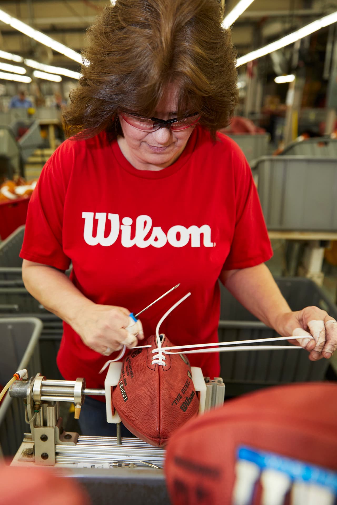 Los árbitros realizan en su vestuario una inspección de los balones dos horas y quince minutos antes del comienzo del partido.