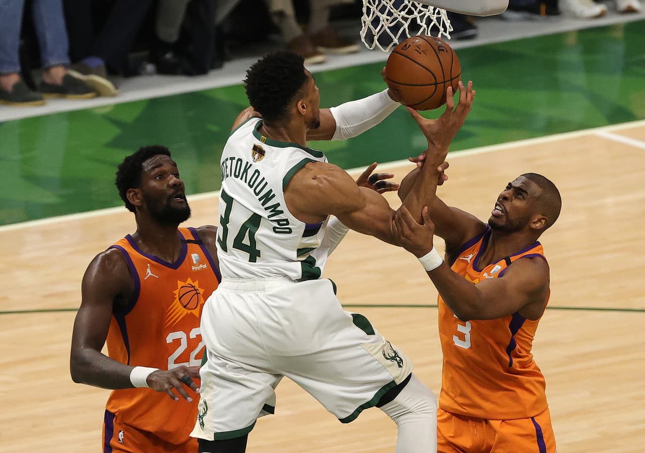Deandre Ayton # 22 y Chris Paul # 3 de la defensa de los Phoenix Suns contra Giannis Antetokounmpo # 34 de los Milwaukee Bucks durante la segunda mitad del Juego.